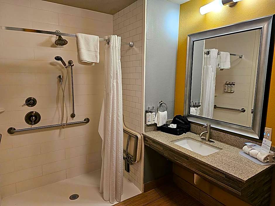 Holiday Inn Express & Suites Perry-National Fairground Area by IHG