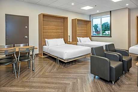 Suite with Three Queen Beds - Accessible/Non-Smoking