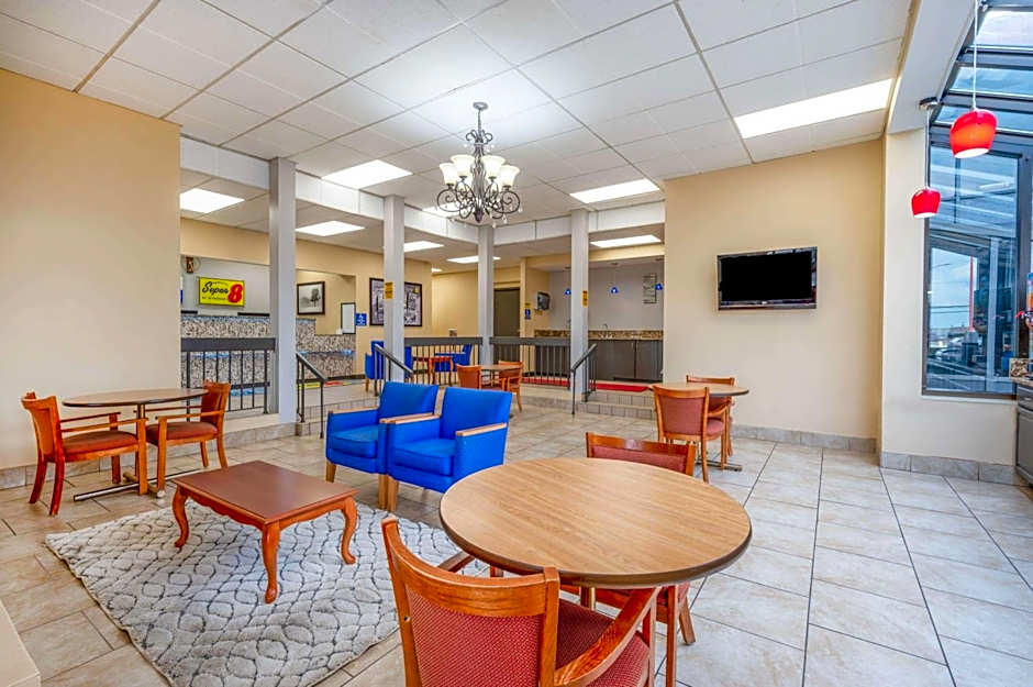 Super 8 by Wyndham Perrysburg/Toledo