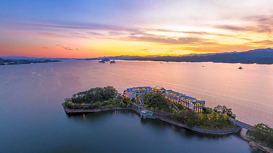 voco Thousand Island Lake By IHG