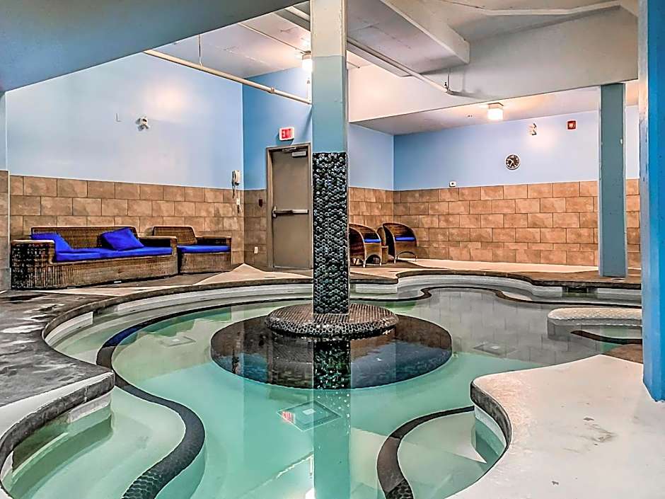 Elevated Penthouse - Pool, Hot Tub & Relaxing Atmosphere!