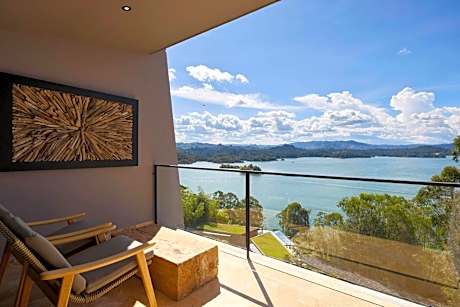 Standard King Room with Balcony and Lake View