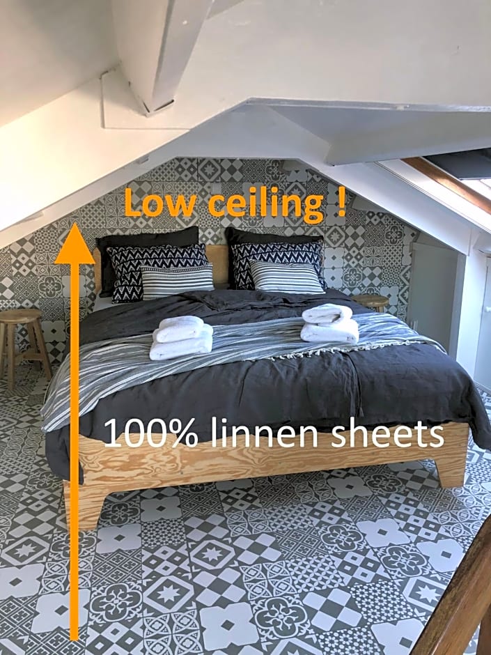 Houseboat apartment with water terrace, free bikes & fast wifi