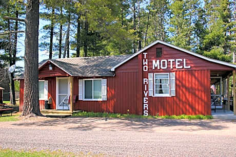 Two Rivers Motel and Cabins of Kenton, MI