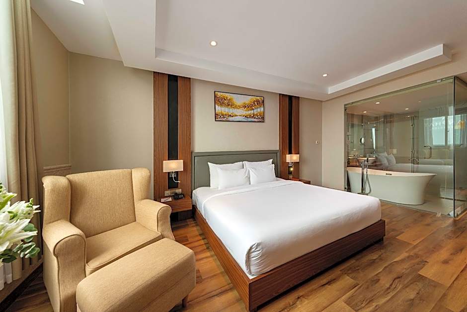 Van Phat Riverside Hotel