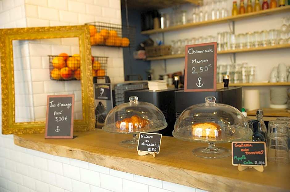 Georges Hostel & Café