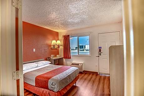 Deluxe Queen Suite