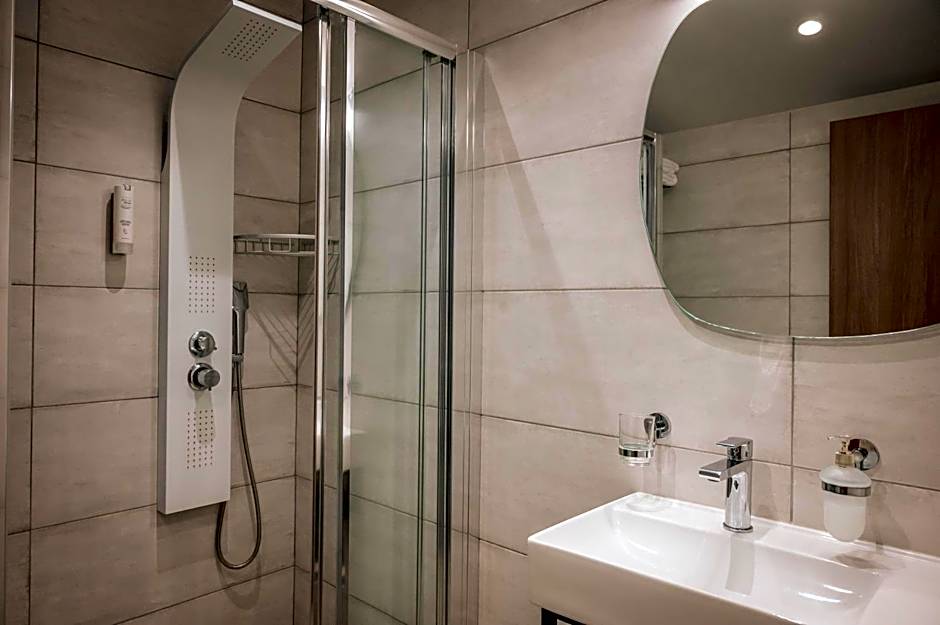 Elizabeth Queen Luxury Rooms