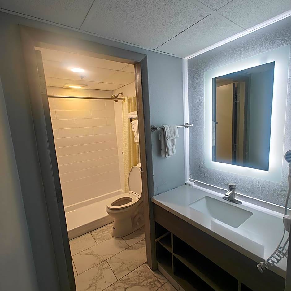 Mountain Vista Inn & Suites - Walking Distance to the Island
