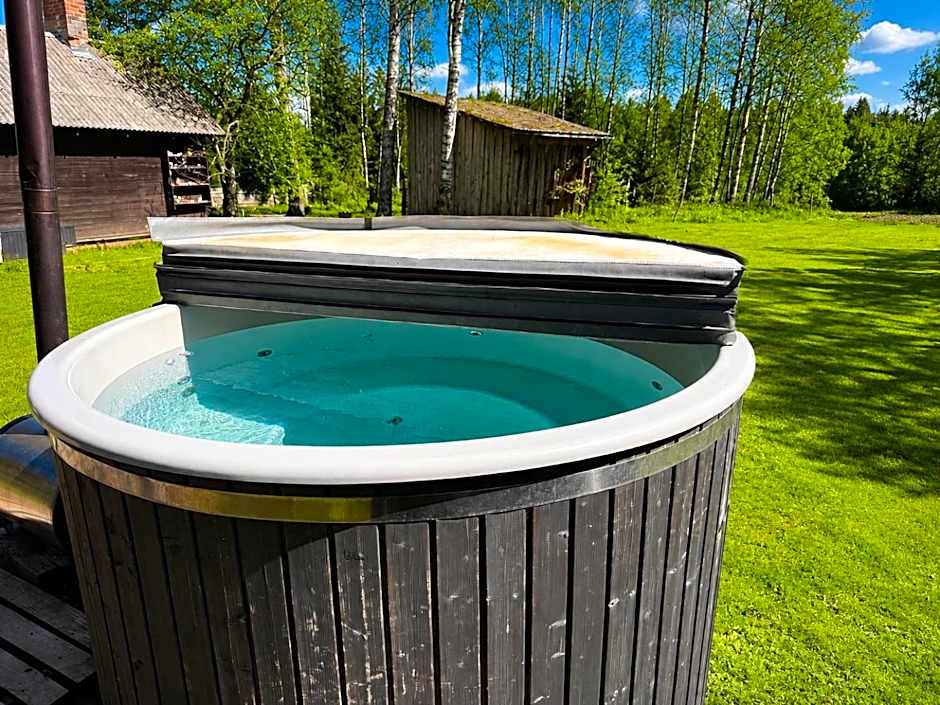 Lake Deer Park Retreat with Hot Tub & Sauna
