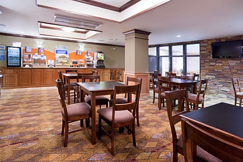 Holiday Inn Express Hotel & Suites Lander