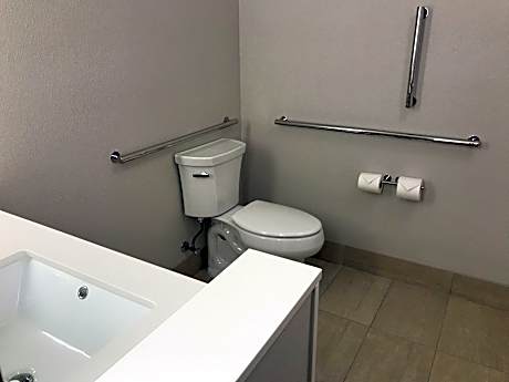 2 Queen Beds Standard Mobil Access Tub