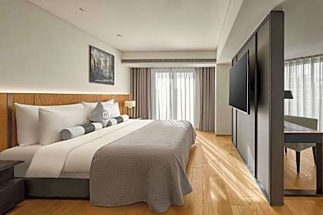 Madison Room with City View