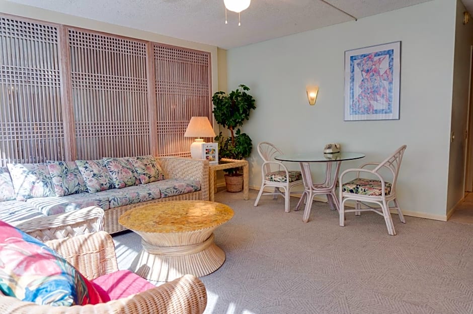 Kuhio Banyan Hotel (with Kitchenettes)