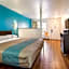 Motel 6 Portland Mall - 205