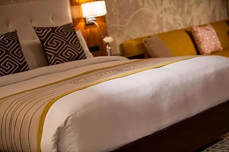 Deluxe One King or Two Queen Room