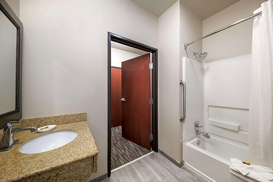 Best Western Plus Lake Dallas Inn & Suites