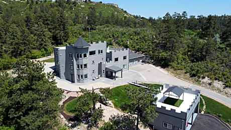 CASTLE in the Pines