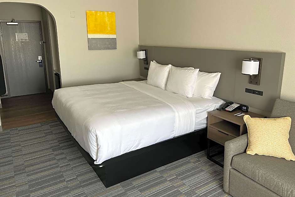 Photo 1 of 2 of 1 King Bed, Accessible