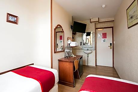 TWIN ROOM WITH SHARED BATHROOM
