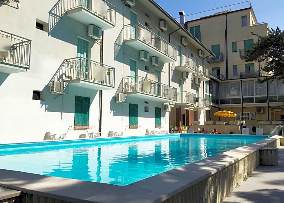 B&B Promenade Hotel Simple con Piscina