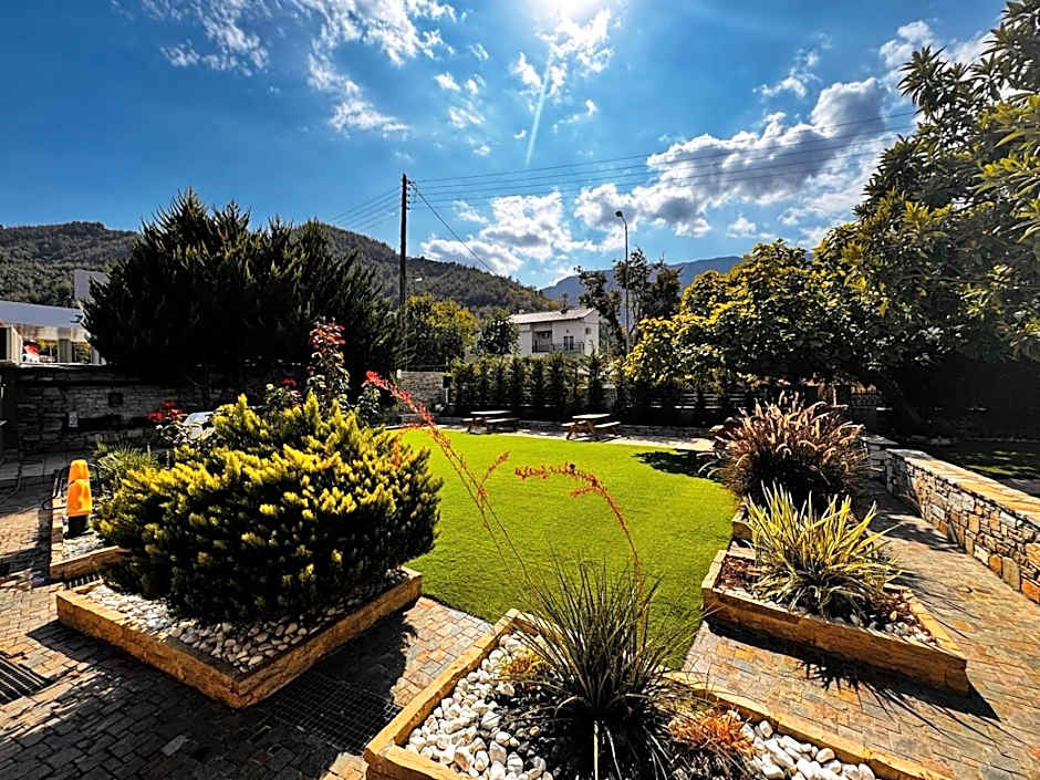 Anassa Deluxe Apartments & Studios