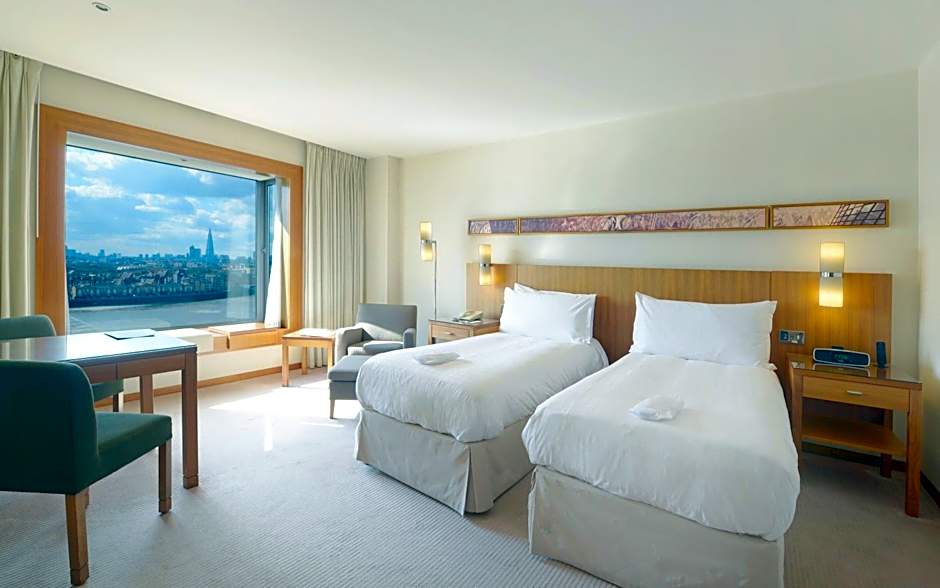 Canary Riverside Plaza Hotel