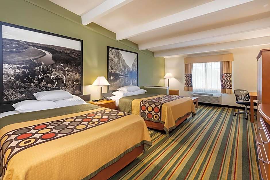 Super 8 by Wyndham Beaumont I-10 South/College St