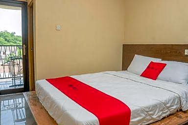 RedDoorz Syariah near Pasar Modern Cikopo