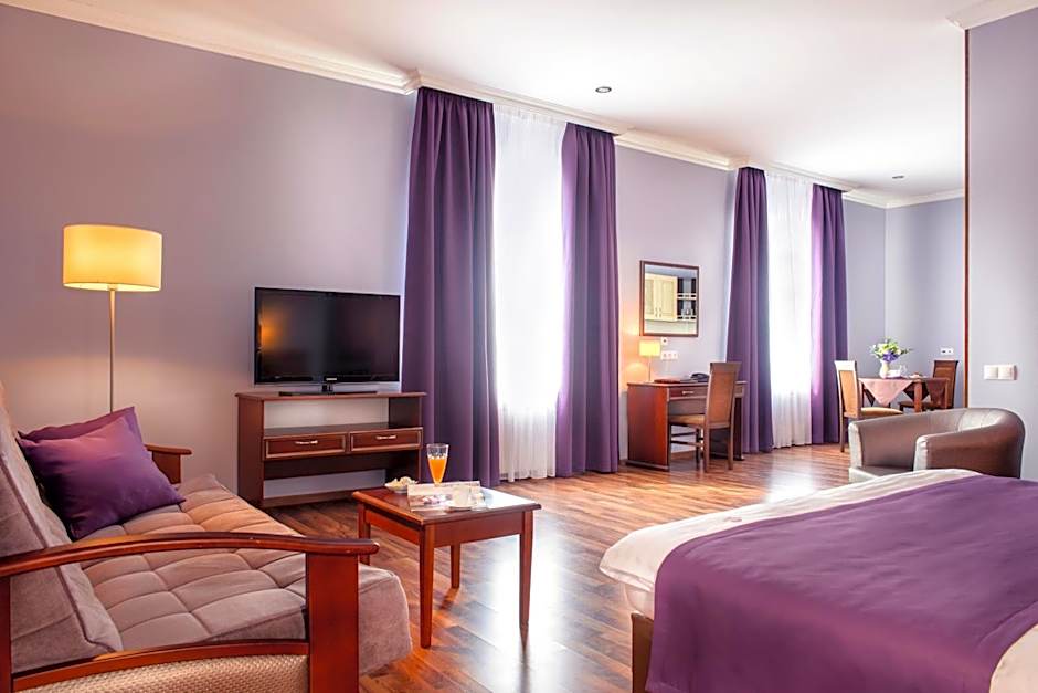 Greguar Hotel by UHM
