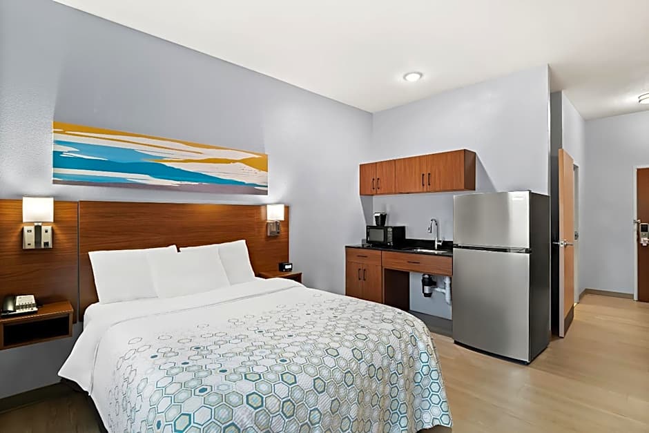HomeTowne Studios by Red Roof East Lansing - Okemos
