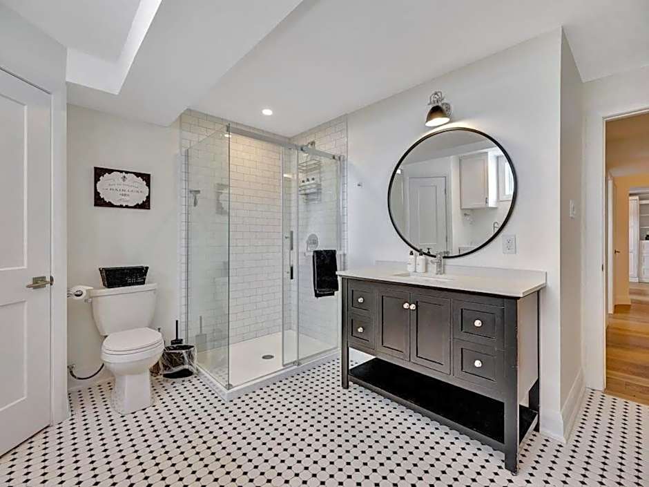 Gorgeous private retreat with hot tub