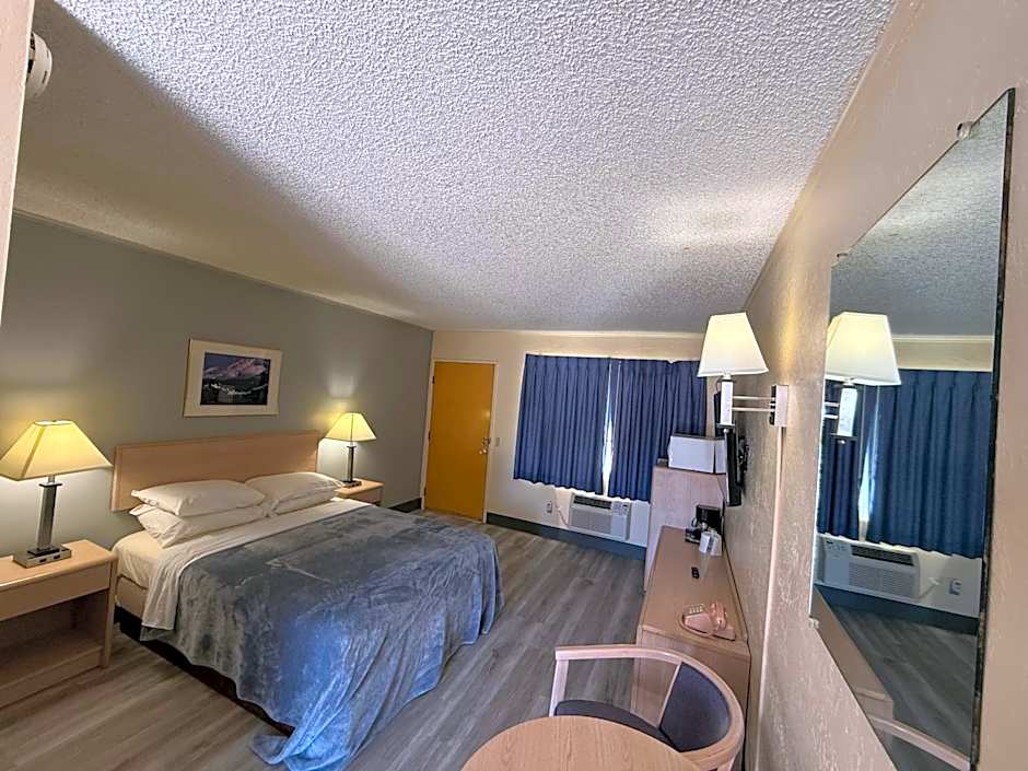 Photo 1 of 3 of Deluxe 1 Queen Bed