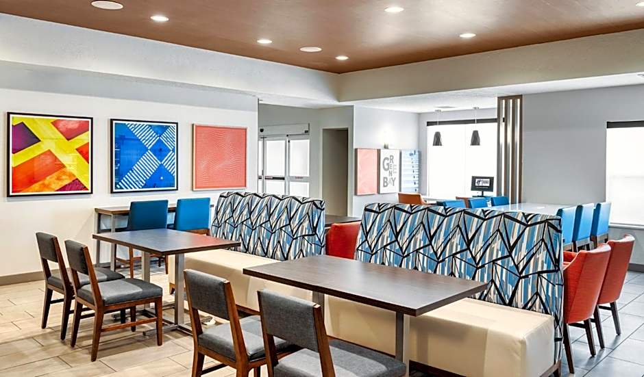 Holiday Inn Express & Suites - Green Bay East By IHG