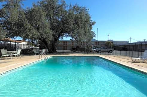 Americas Best Value Inn Uvalde