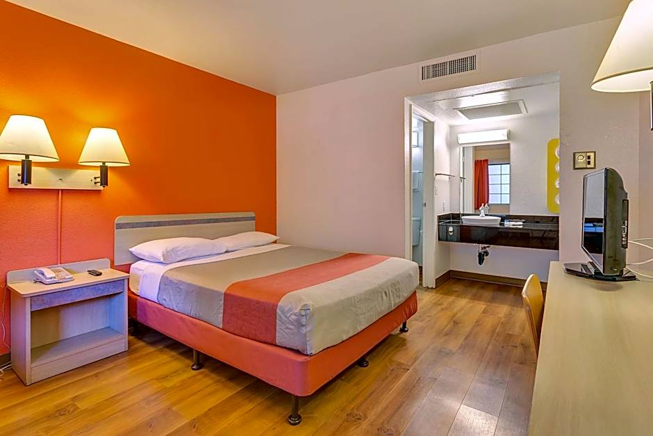 Super 8 by Wyndham Santa Rosa North