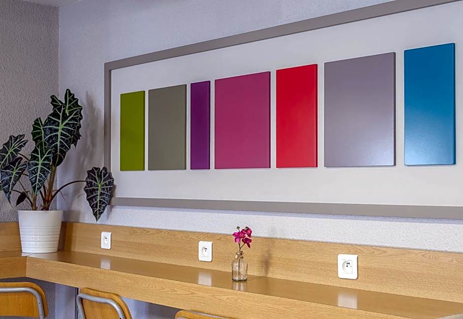 B&B HOTEL Orange - Échangeur A7 A9
