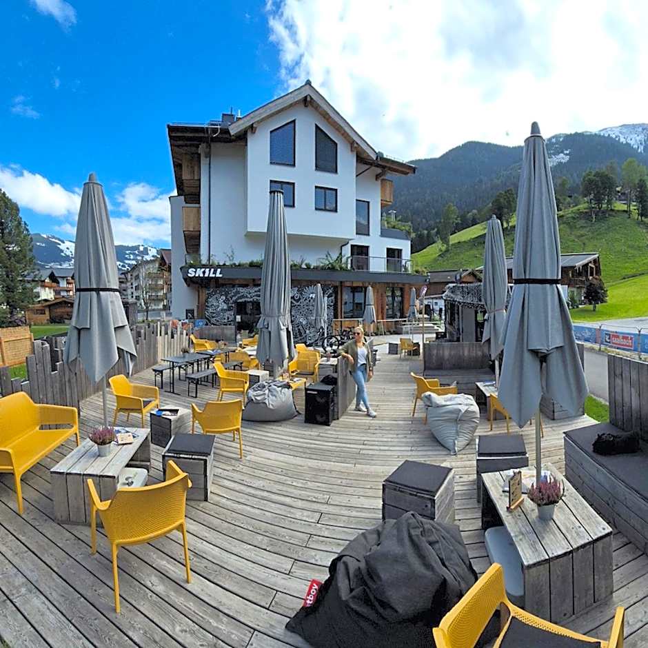 SKILL Mountain Lodge - Ski und Bike Hostel im Sommer mit JOKER CARD