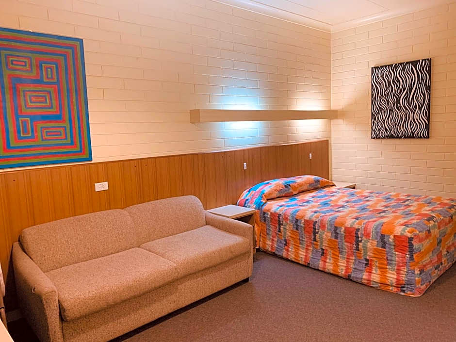 Opal Inn Hotel, Motel, Caravan Park