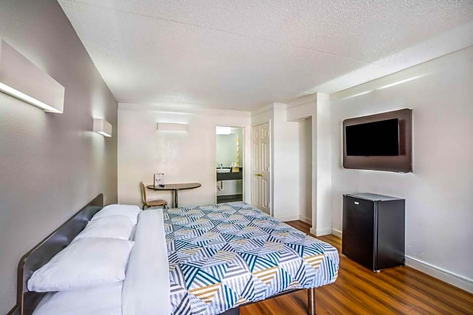 Motel 6 Dallas Market Center