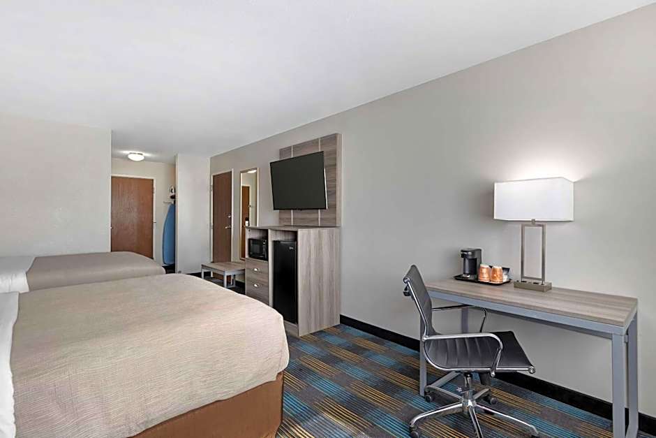 Quality Inn & Suites Fort Madison near Hwy 61
