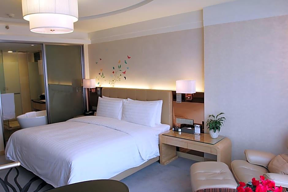 Photo 1 of 7 of Executive Superior 1 King Bed