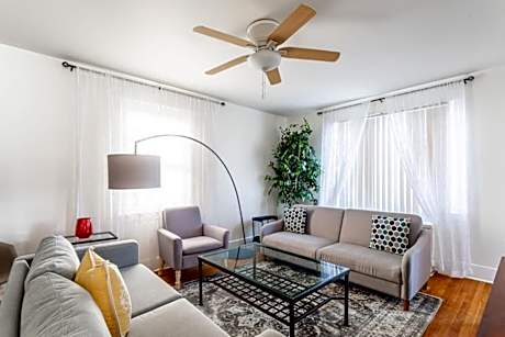 The B&W Haven 5BR Home with yard theater