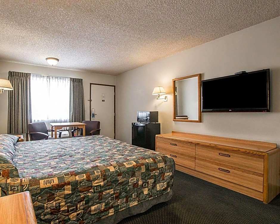 Palm Inn Hotel near Tyler Mall Riverside