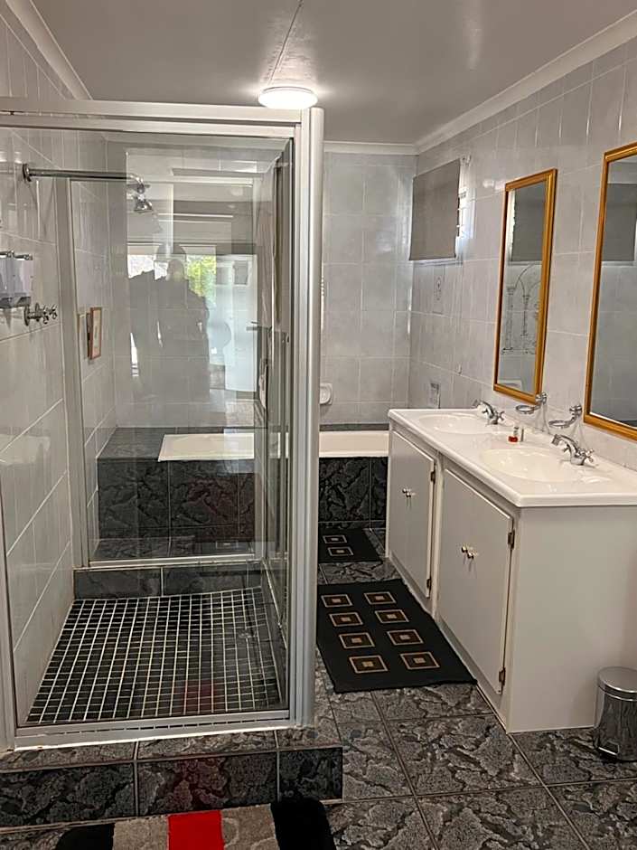 2 Op Terblanche Guesthouse