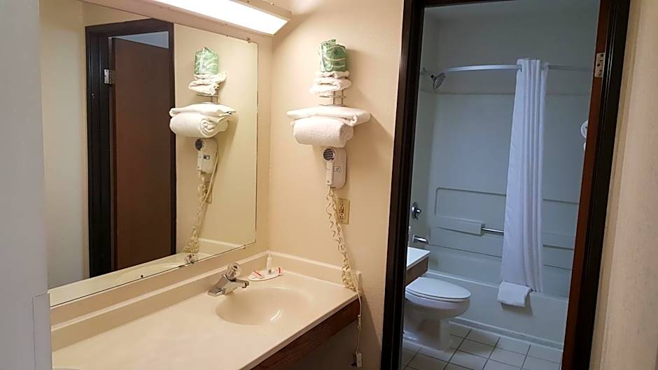 Super 8 by Wyndham Greensboro/Coliseum/Conv.