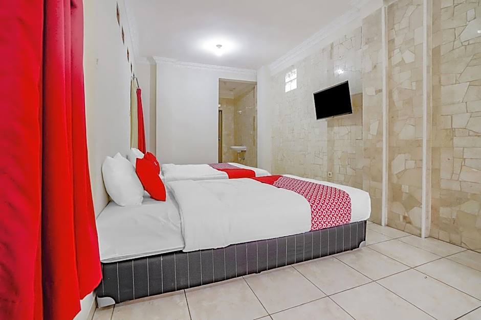 OYO Life 90035 Merci Club