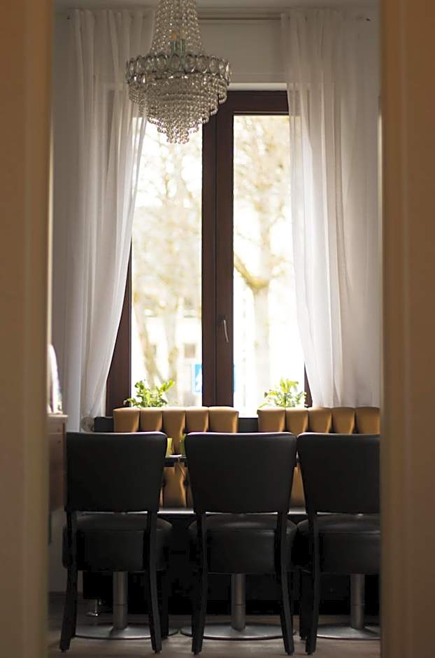 Lazarus Hotel & Restaurant