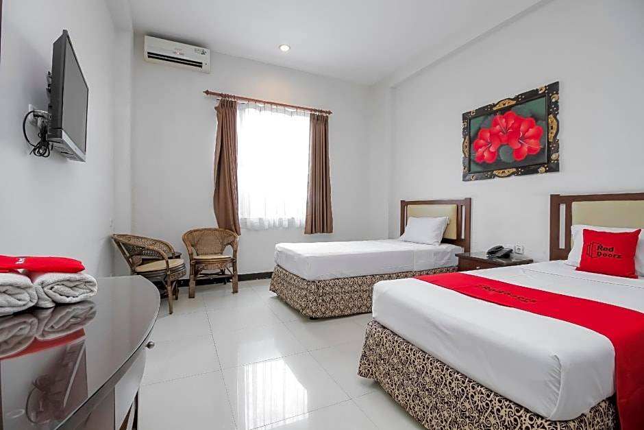 RedDoorz Near Trans Studio Mall 3