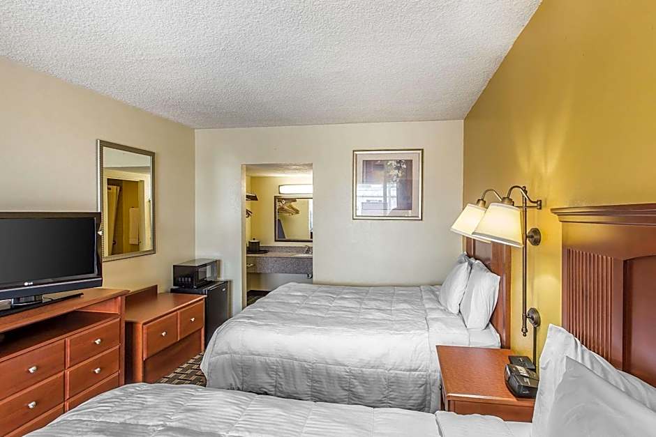 Econo Lodge Byron near Historic District - Warner Robins